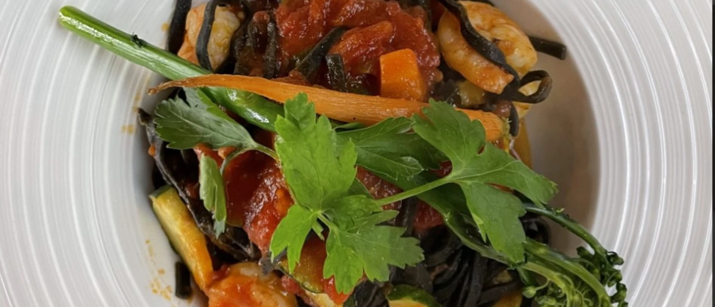 1.jpg Ein schmackhaftes Pastagericht mit Tomatensauce, Hühnerstreifen, Gemüse und frischen Kräutern.