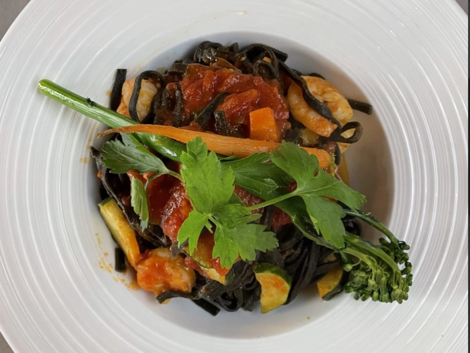 1.jpg Ein schmackhaftes Pastagericht mit Tomatensauce, Hühnerstreifen, Gemüse und frischen Kräutern.