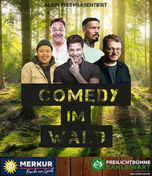 Comedy im Wald Fünf Komiker vor einem Waldhintergrund, lächelnd, mit Logo "Comedy im Wald" im Vordergrund.