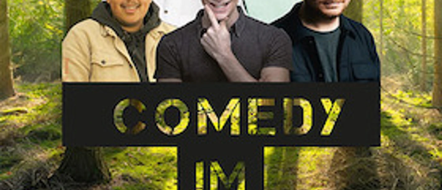 Comedy im Wald Fünf Komiker vor einem Waldhintergrund, lächelnd, mit Logo "Comedy im Wald" im Vordergrund.