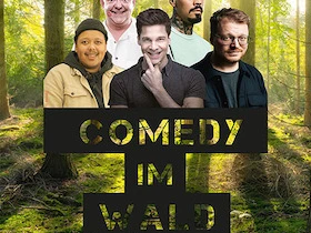 Comedy im Wald Fünf Komiker vor einem Waldhintergrund, lächelnd, mit Logo "Comedy im Wald" im Vordergrund.