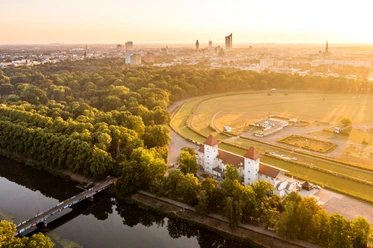Rennbahn am Scheibenholz im Leipziger Clara-Zetkin Park Aus der Vogelperspektive kann man gut erkennen, wie grün Leipzig ist.
