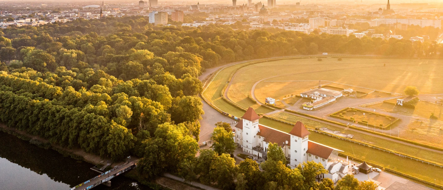 Rennbahn am Scheibenholz im Leipziger Clara-Zetkin Park Aus der Vogelperspektive kann man gut erkennen, wie grün Leipzig ist.