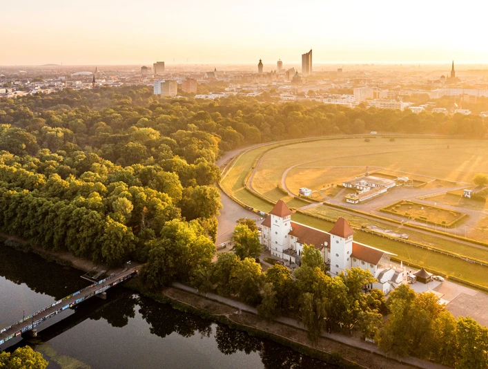 Rennbahn am Scheibenholz im Leipziger Clara-Zetkin Park Aus der Vogelperspektive kann man gut erkennen, wie grün Leipzig ist.From a bird's eye view, you can clearly see how green Leipzig is.Z ptačí perspektivy snadno poznáte, jak je Lipsko zelené.Z lotu ptaka można łatwo rozpoznać, jak zielony jest Lipsk.Vanuit vogelperspectief kun je goed zien hoe groen Leipzig is.Da una prospettiva a volo d'uccello, si può facilmente riconoscere quanto sia verde Lipsia.