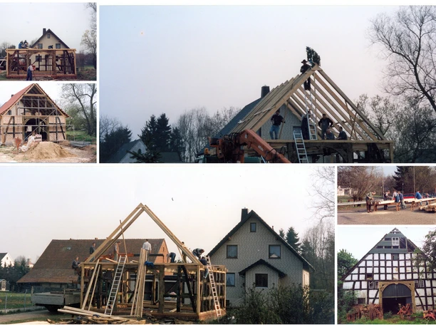 Backhaus Tengern Eine Collage zeigt den Bau des Backhaus Tengern mit traditionellen Fachwerkkonstruktionen und Ziegeln.