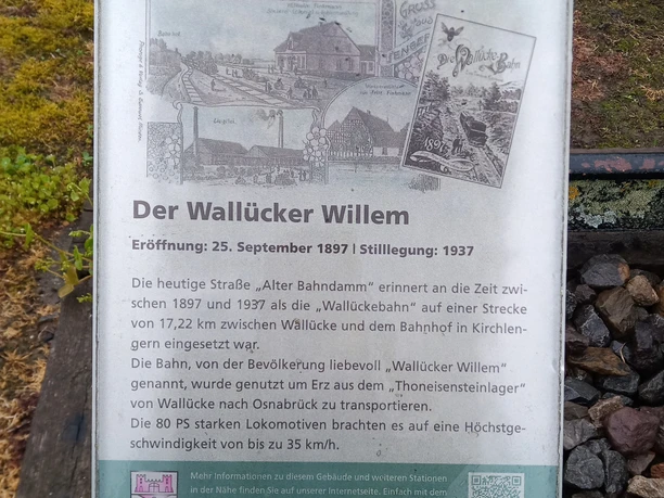 Wallücker Wilhelm Schild mit Informationen über die historische Wallücker Wilhelm-Bahn aus den Jahren 1897 bis 1937.