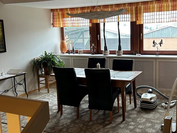 De ruime eetkamer in de gastenkamer Farven