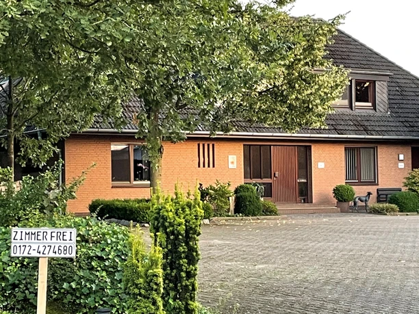 De ruime woonkamer met terras en uitzicht in de Farven gastenkamer