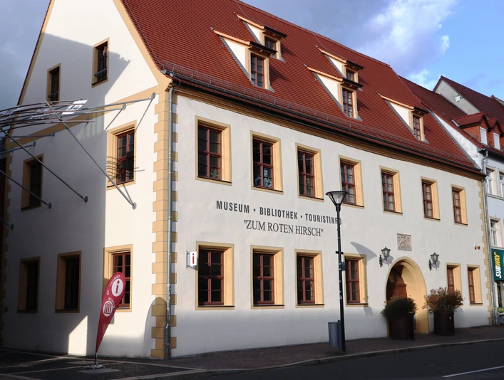 Tourist-Information Eilenburg Dias Haus der Tourist Information umfasst auch die Stadtbibliothek und das Stadtmuseum. Die Fassade ist hell gestrichen, die Fenster passen zum traditionellen Ziegeldach.The Tourist Information Centre also houses the city library and the city museum. The façade is painted a light colour and the windows match the traditional tiled roof.