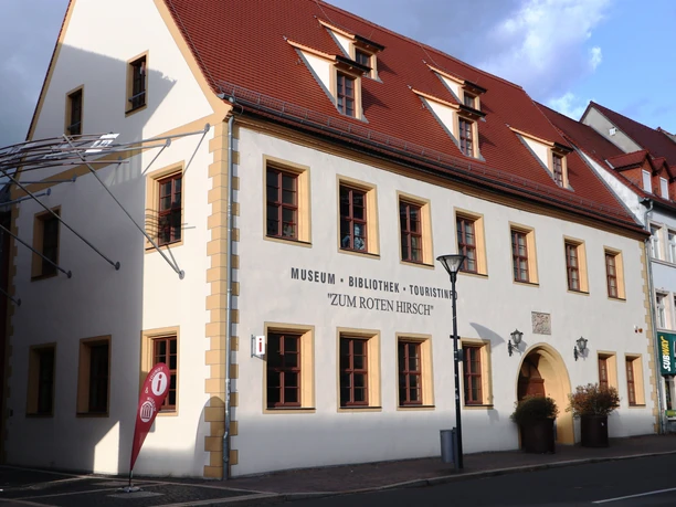 V Turistickém informačním centru sídlí také městská knihovna a městské muzeum. Fasáda je natřena světlou barvou a okna odpovídají tradiční taškové střeše.
