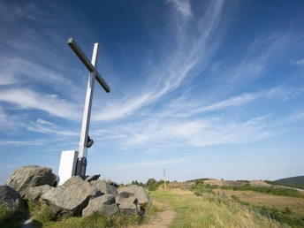 Clemensberg mit Gipfelkreuz