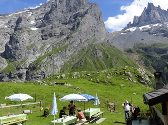 Gartenrestaurant mit Schlossberg und Spannort.JPG