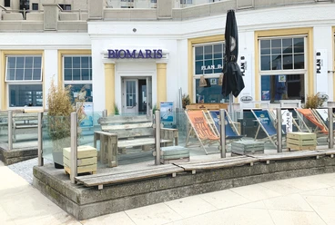 2024-02_BIOMARIS_Shop_Borkum_Kurhalle_1.jpg Biomaris Shop auf der Promenade. Mit Terrasse am Eingang.