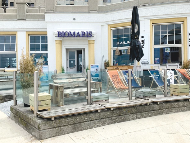 2024-02_BIOMARIS_Shop_Borkum_Kurhalle_1.jpg Biomaris Shop auf der Promenade. Mit Terrasse am Eingang.