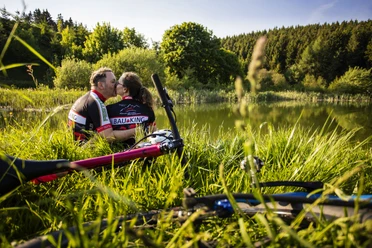 Biker-Paar bei der Rast