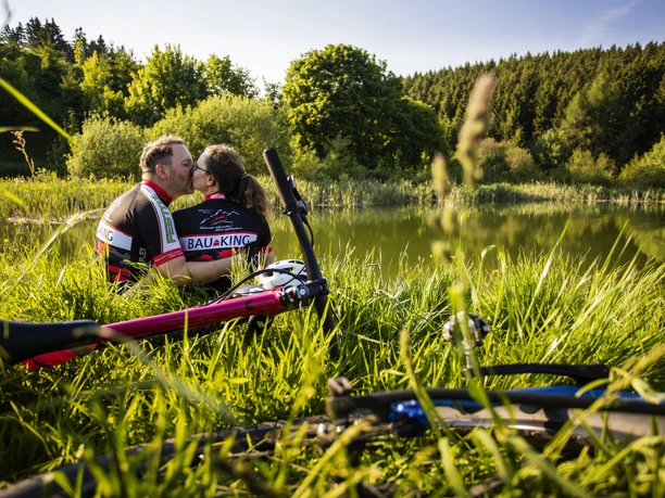 Biker-Paar bei der Rast