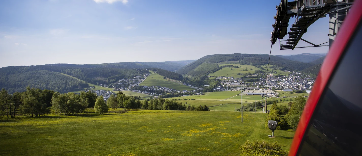 Blick auf Willingen aus der Gondel der Ettelsberg-Seilbahn Kids-Mountainbike-Netz