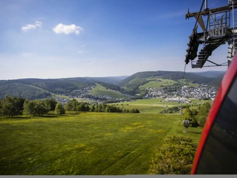Blick auf Willingen aus der Gondel der Ettelsberg-Seilbahn Kids-Mountainbike-Netz