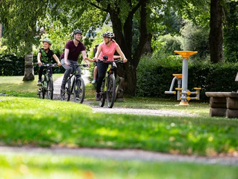 Familie auf dem Diemelradweg