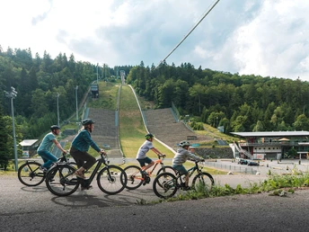 Familie auf Bikes an der Mühlenkopfschanze in Willingen Familie auf Bikes an der Mühlenkopfschanze in Willingen