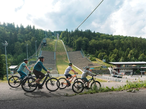 Familie auf Bikes an der Mühlenkopfschanze in Willingen Familie auf Bikes an der Mühlenkopfschanze in Willingen