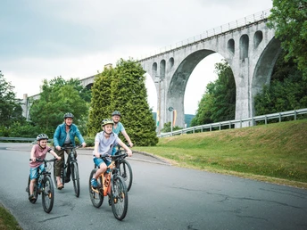 Familie auf Bikes am Viadukt in Willingen Familie auf Bikes am Viadukt in Willingen