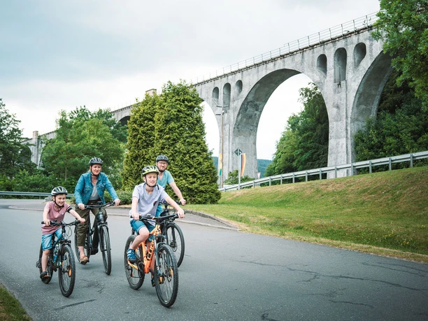 Familie auf Bikes am Viadukt in Willingen Familie auf Bikes am Viadukt in Willingen