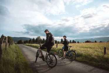 Biker im Feld auf der GeoRadroute Ruhr-Eder