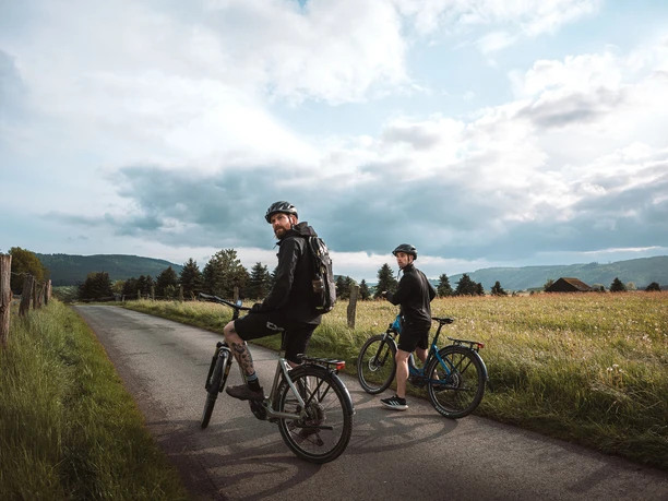 Biker im Feld auf der GeoRadroute Ruhr-Eder Biker im Feld auf der GeoRadroute Ruhr-Eder