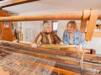 Heimatmuseum IlseKamper Weben mitGast Bochenek kleiner