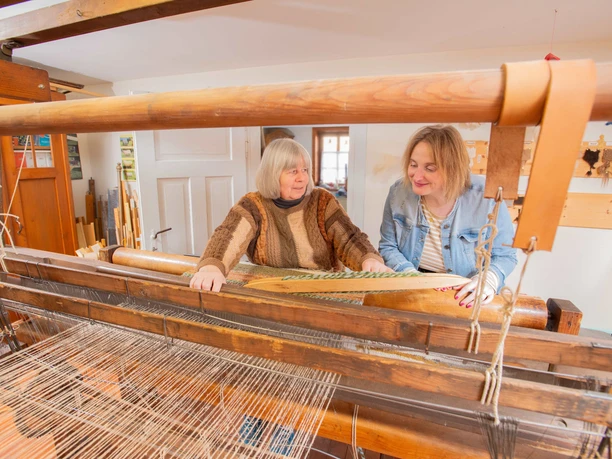 Heimatmuseum IlseKamper Weben mitGast Bochenek kleiner