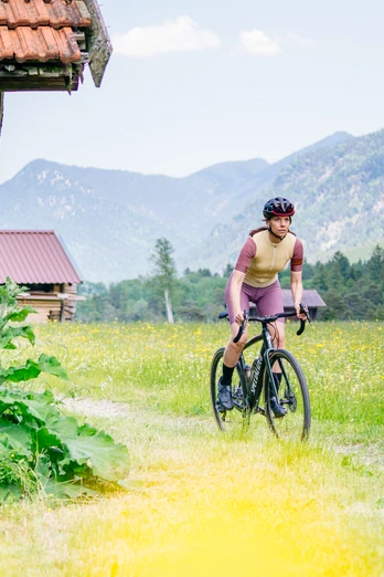 Gravelbiken in der Zugspitz Region Gravelbikerin in der Zugspitz Region - Frühjahrstour