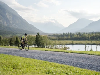 Gravelbiken in der Zugspitz Region Gravelbikerin an den Sieben Quellen