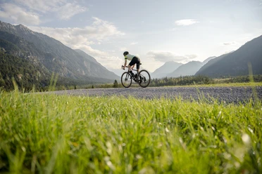 Gravelbiken in der Zugspitz Region Gravelbikerin im Archtal