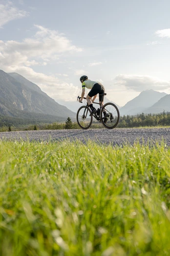 Gravelbiken in der Zugspitz Region Gravelbikerin im Archtal
