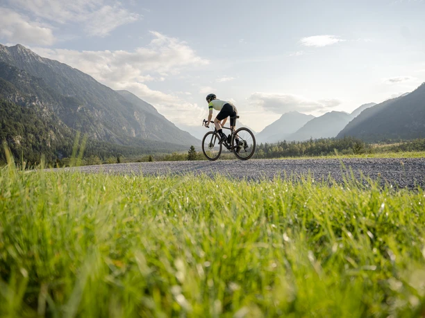 Gravelbiken in der Zugspitz Region Gravelbikerin im Archtal