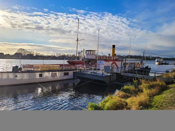 KaiserWilhelm©Dorothee Meyer (13).jpg Der Raddampfer Kaiser Wilhelm liegt vor Lauenburg