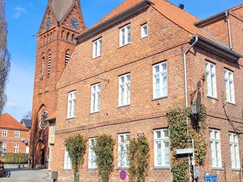 20230404_161246.jpg Die Tourist-Info vor der Kirche in Lauenburg