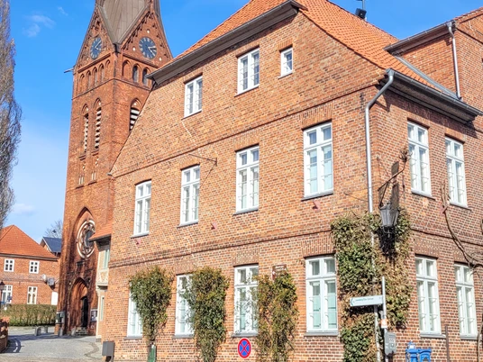 20230404_161246.jpg Die Tourist-Info vor der Kirche in Lauenburg