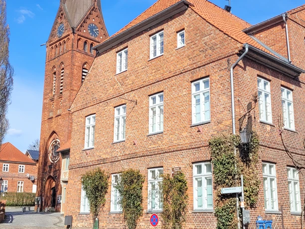 20230404_161246.jpg Die Tourist-Info vor der Kirche in Lauenburg