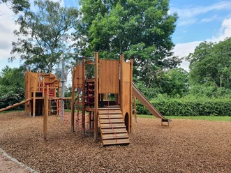 Spielplatz Schloss.jpg