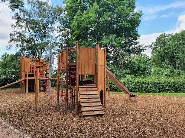 Spielplatz Schloss.jpg