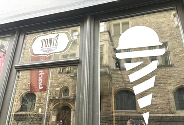 Tonis organic ice cream - Essen mit Kind in Leipzig Tonis organic ice cream befindet sich gegenüber der historischen Thomaskirche.