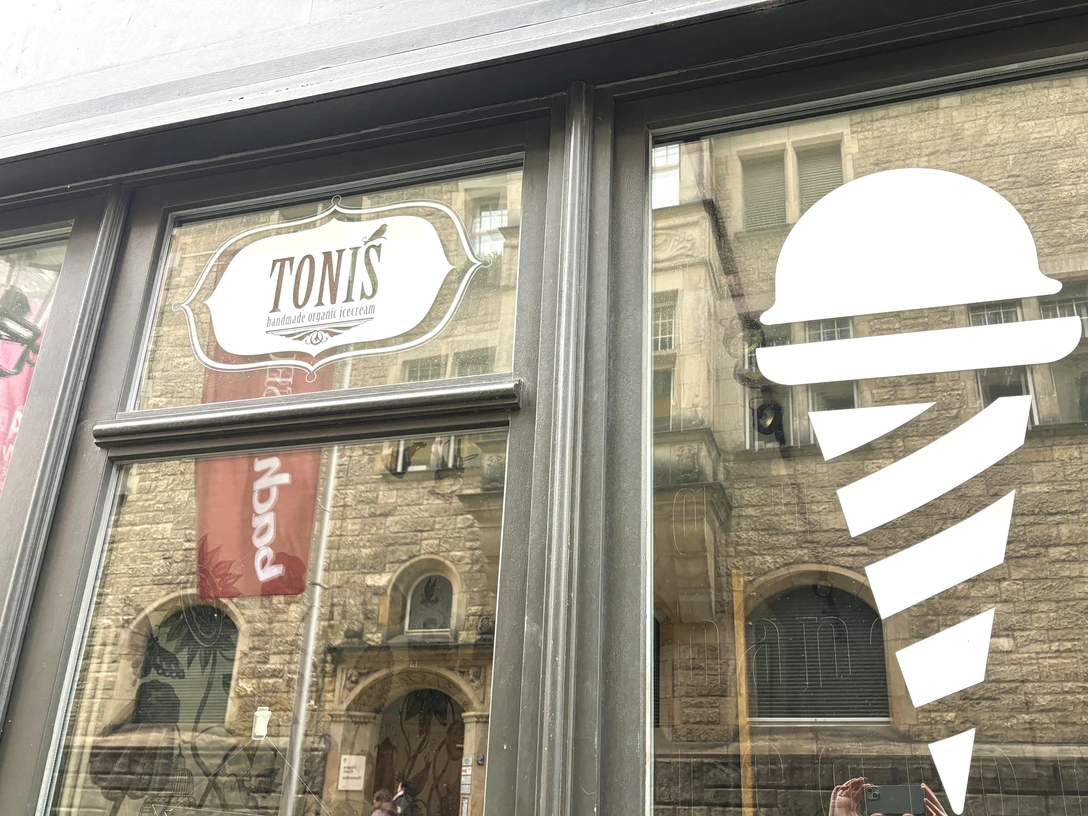 Tonis organic ice cream - Essen mit Kind in Leipzig Tonis organic ice cream befindet sich gegenüber der historischen Thomaskirche.