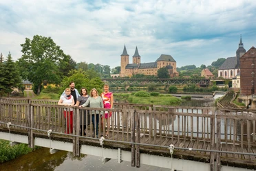 Teamfoto Tourist-Information "Rochlitzer Muldental" Das Bild zeigt das Team der Tourist-Information auf der Fußgängerbrücke uber die Mulde vor dem Rochlitzer Schloss.