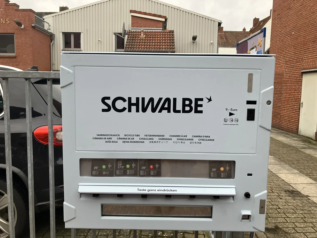 Fahrradschlauchautomat_Emden.JPEG Fahrradschlauchautomat beim Fahrradgeschäft Oltmanns