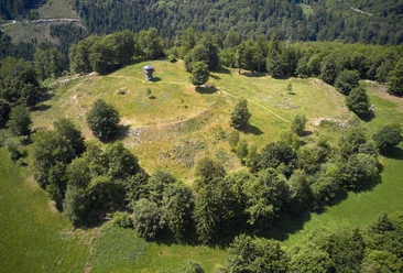 Luftaufnahme der Schwalenburg mit den Wallringen