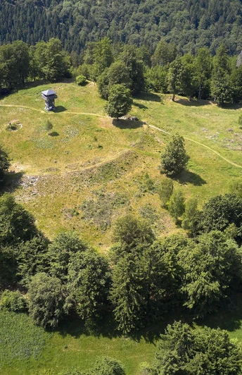 Luftaufnahme der Schwalenburg mit den Wallringen