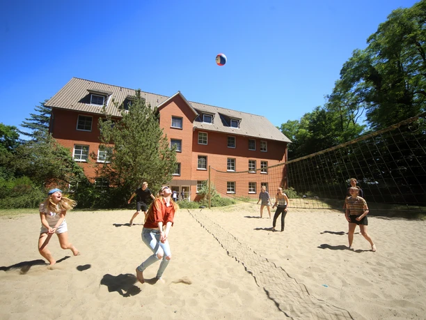 Jugendherberge Lauenburg Sportplatz_Außenansicht.jpg