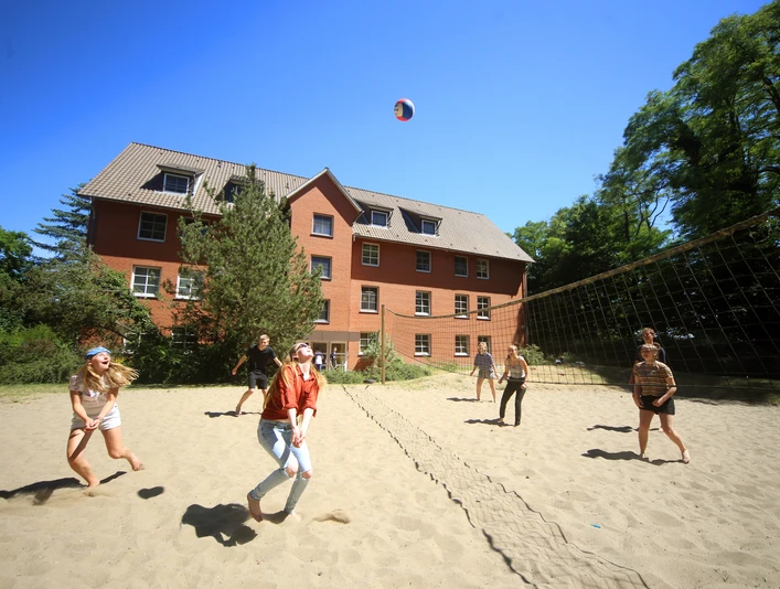 Jugendherberge Lauenburg Sportplatz_Außenansicht.jpg
